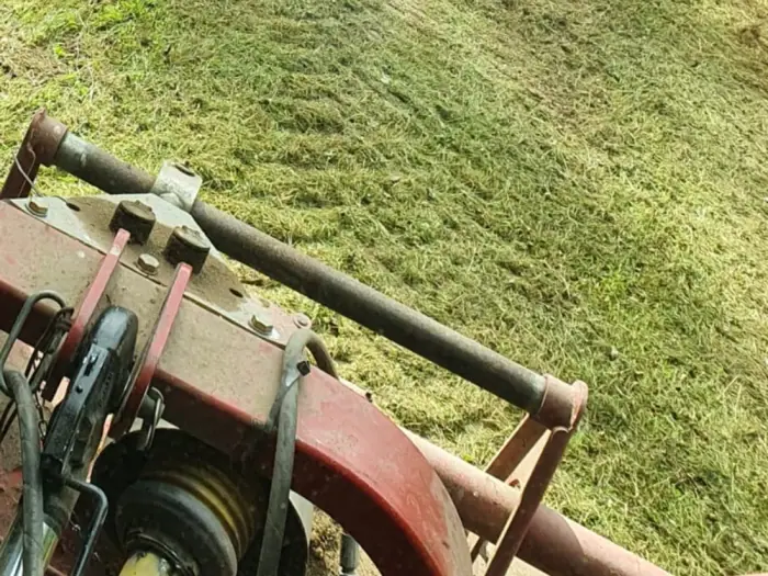Mähwerk am Hang auf frisch gemähter Fläche