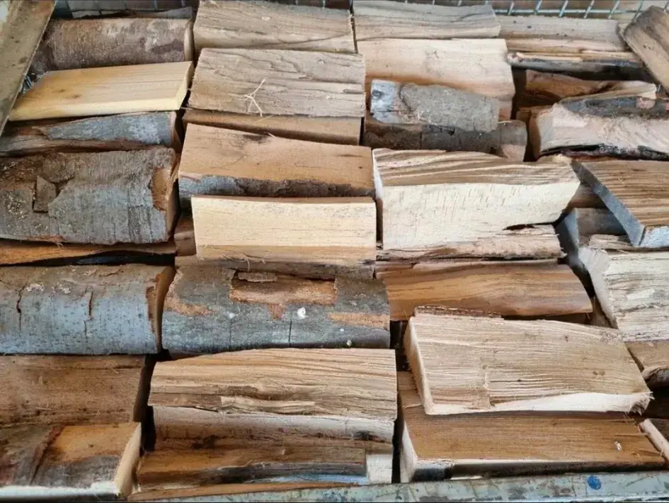Buchenscheite in Reihen geschichtet